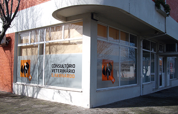 Fachada do Consultório Veterinário São Bernardo, em Aveiro